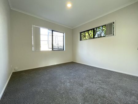 Spacious 5-Bedroom Family Home - Photo 5