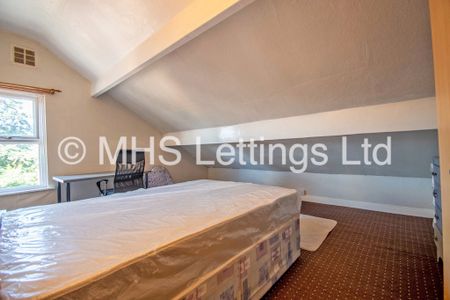 4 Bedroom End Terraced House for rent in Harold View - Photo 2