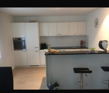Moderne 3.5 Zimmer Wohnung mit Garten per sofort - Photo 2