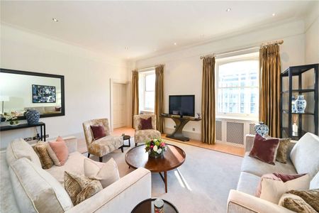 Beautifully refurbished 3rd floor flat with three double bedrooms available in a recently refurbished conversion in South Kensington. - Photo 3