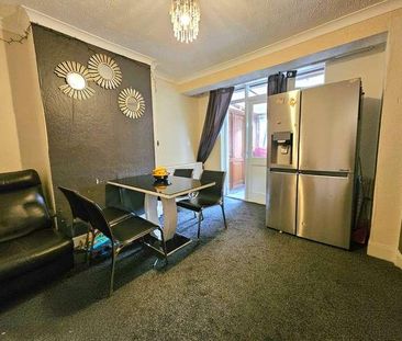 Beechfield Gardens, Romford, RM7 - Photo 2