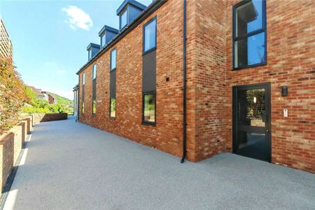 A contemporary apartment with premium specifications situated in Hythe. - Photo 4