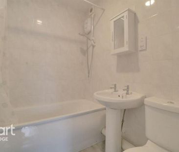 4 bedroom semi-detached house to rent - Photo 6