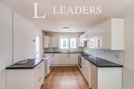 3 bedroom house to rent Ditchling Hill, Crawley, RH11 - Photo 5