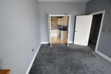 Bedroom Top Floor Apartment In Midhurst, GU29 - Photo 4