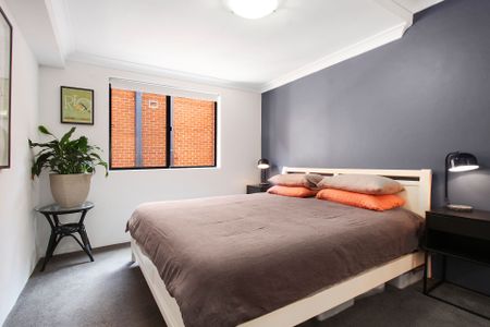 Renovated, split level, lifestyle apartment - Photo 5