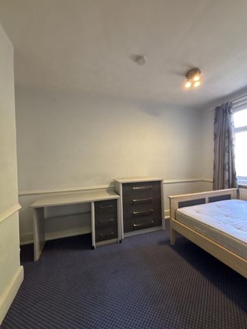 1 bedroom in a house share to rent - Photo 2