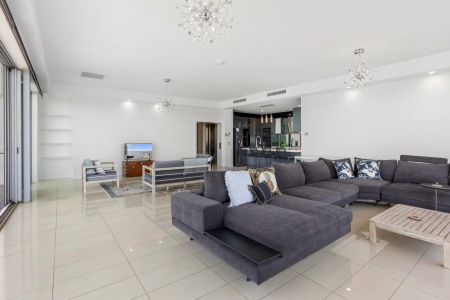 EXECUTIVE PENTHOUSE APARTMENT WITH UNINTERRUPTED OCEAN & CITY VIEWS CONTACT JULIE SYKES 0438 050 110 - Photo 2