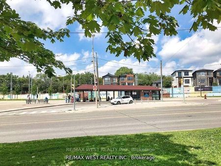 For Lease - 1535 Lakeshore Road Unit# 404, Mississauga, Ontario - Photo 3