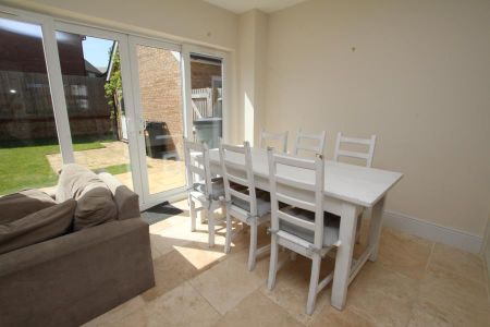 6 bedroom detached house to rent - Photo 2