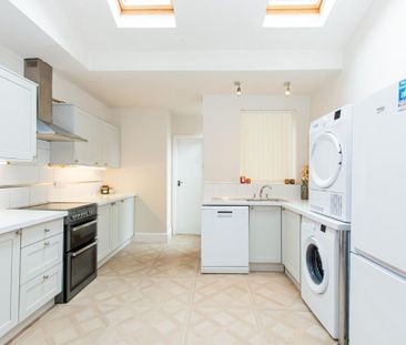 5 bedroom detached house to rent - Photo 2