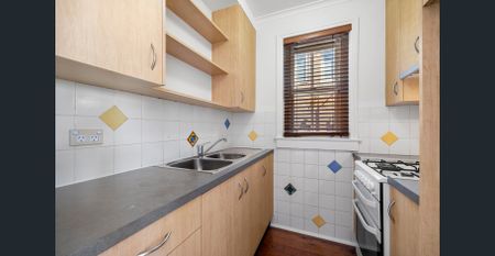 Top-Floor Apartment with District Views - Photo 2