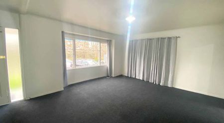 REFURBISHED 3 BEDROOM! - Photo 4