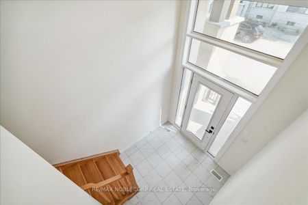 For Lease - 16 Tay Lane, Richmond Hill, Ontario - Photo 2