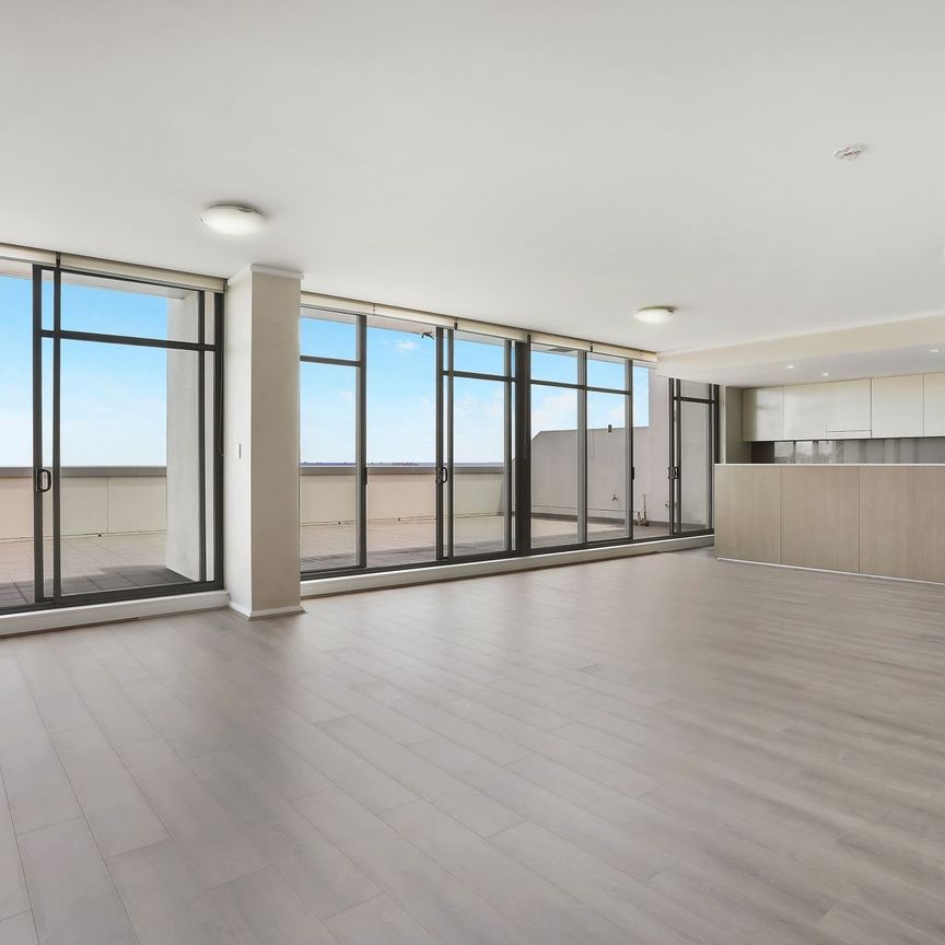 Oversized Split-level Penthouse Apartment With Panoramic District & Botany Bay Views - Photo 1