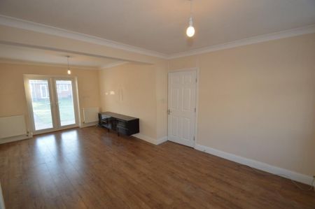 3 bedroom semi-detached house to rent - Photo 2
