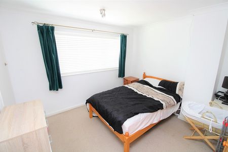 3 Bedroom Terraced House - Photo 2