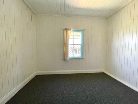 Peaceful 3 Bedroom Farmhouse in Woodford Island with Water Included - Photo 3