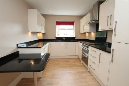 5 bedroom terraced house to rent - Photo 4