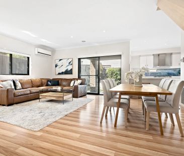 Beautifully modern & stunningly located - Photo 2