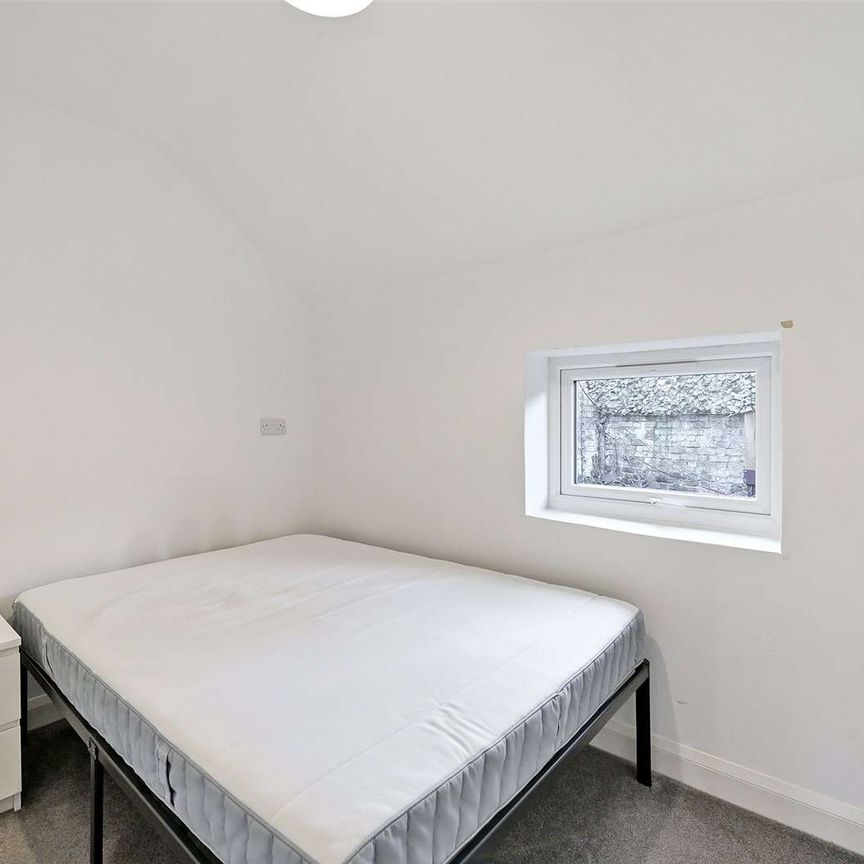 Compact furnished apartment with parking in a peaceful setting. - Photo 1