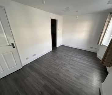 3 bedroom flat to rent - Photo 5