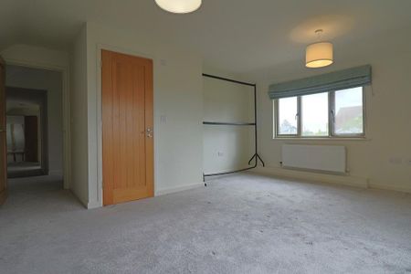 4 bedroom detached house to rent - Photo 2
