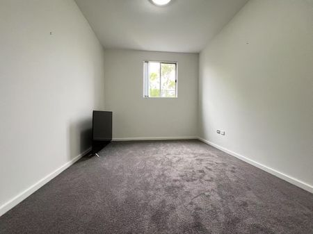 Modern 3 Bedroom Apartment Available to Move in NOW**Brand New Carpets** - Photo 4