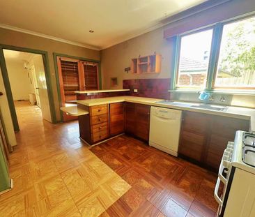 Charming 3-Bedroom House with Spacious Deck in Ringwood - Photo 6