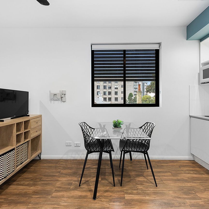 Fully Furnished, As-New studio in the heart of Bondi Junction for Lease. - Photo 1