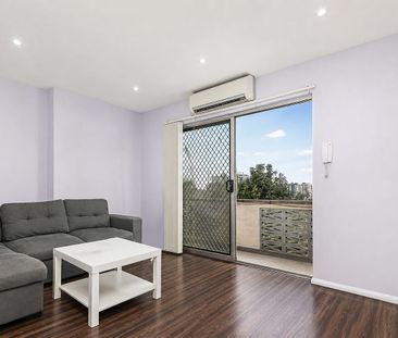 Spacious Two Bedroom Apartment - Photo 1