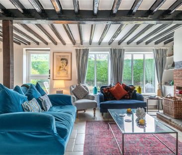 A lovely character cottage set in equestrian grounds - Photo 1