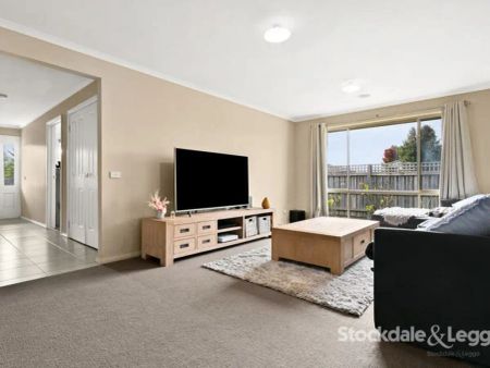 “Perfectly located to schools,, shops and public transport - Sure to impress!” - Photo 4