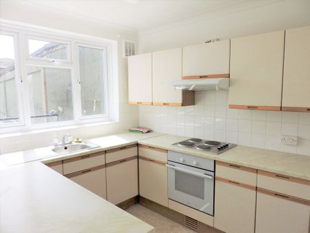 3 bedroom maisonette to rent Westquay House, West St, Fareham, Hampshire - Photo 2