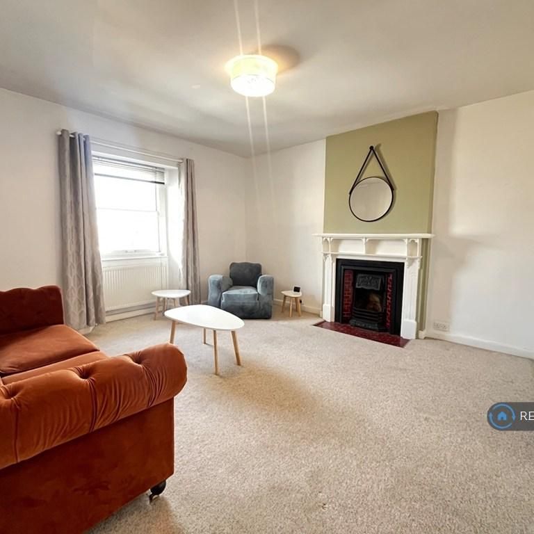 3 bedroom flat to rent - Photo 1