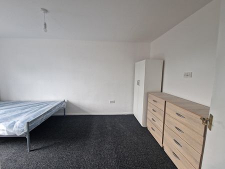 3 Bed Terraced House, Royston Close, NG2 - Photo 2