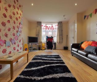 5 bedroom House in Langdale Gardens, Leeds - Photo 6