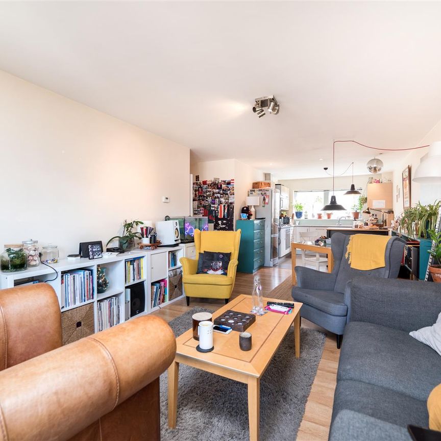 2 bedroom flat - Photo 1
