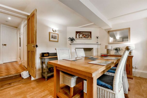 Beautifully presented two bedroom semi-detached cottage in the heart of Quenington. - Photo 1