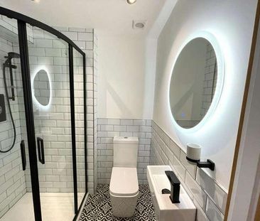 Portland St // Bed Apt // Aug, LN5 - Photo 3