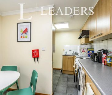 5 bedroom semi-detached house to rent - Photo 5