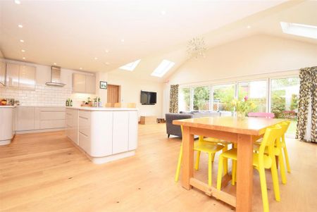 4 bedroom detached house to rent - Photo 3