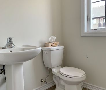 For Lease - 594 Murrell Boulevard, East Gwillimbury, Ontario - Photo 2