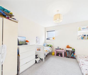 2 bedroom Flat in Fleming Place, Bracknell - Photo 6