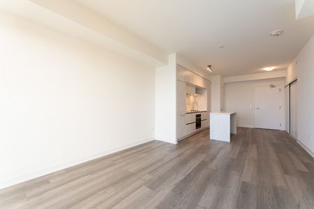 For Lease - 6 David Eyer Road Unit# 613, Richmond Hill, Ontario - Photo 3