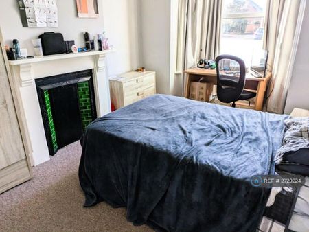 1 bedroom in a house share to rent - Photo 2