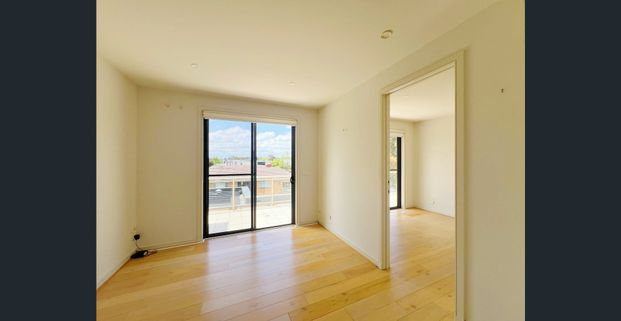 Modern 2 Bed | 2 Bath | 1 Car For rent in Balwyn North - Photo 1