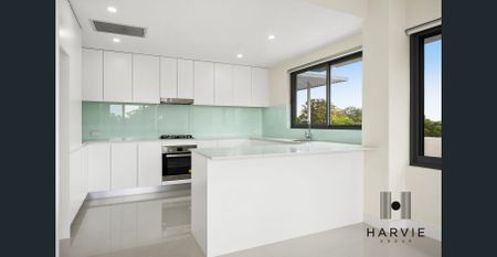 Oversized 3-Bedroom Apartment with Terrace and Double Parking - Photo 4