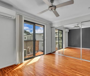 Light-Filled Inner-City Living on Boundary Street - Photo 1