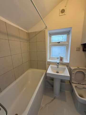 Two bedrooms first floor flat high road ilford- 1700 pcm - Photo 2